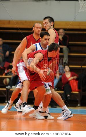 KAPOSVAR, Ungarn - SEPTEMBER 7: Uidentificerede spillere i aktion på en venlig basketball spil Kaposv
