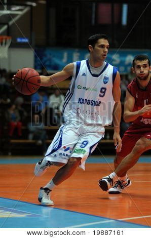 KAPOSVAR, Ungheria - 7 settembre: Tamas Markus in azione durante una partita di basket amichevole Kaposvar (HUN)