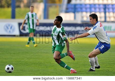 KAPOSVAR, Ungarn - Juli 2: Branko Vrgoc (R) in Aktion bei einer freundlichen Fußballspiel Osijek (CRO) vs. Fe