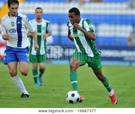 OSIJEK i Kroatien - 2 juli: Uidentificerede spillere i aktion på en venlig fodbold spil Osijek (CRO) vs. 