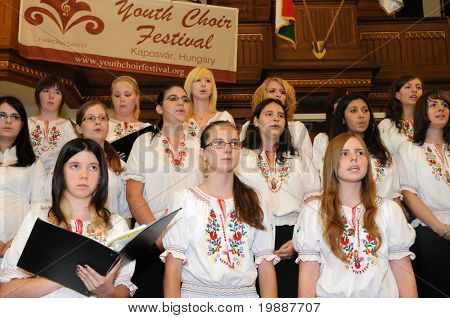KAPOSVAR, Ungarn - 26 AUGUST: Medlemmer af Kodaly Zoltan Grammar School kor synge på IV. Pan