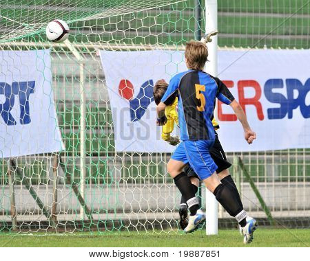 KAPOSVAR, Ungarn - 24 juli: Uidentificerede spillere i aktion på VI. Ungdom fodbold Festival Under