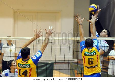 KAPOSVAR, Ungarn - 1 oktober: Akos Hoboth (R) i aktion ved en Middle Europa League volleyball spil