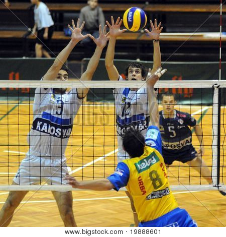 KAPOSVAR, Ungarn - 1 oktober: Balazs Bagics (12) blokerer bolden ved en Middle Europa League volley