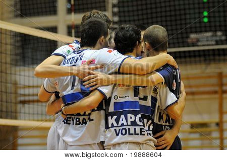 KAPOSVAR, Ungarn - 1 oktober: Kaposvar spillere fejre ved en Middle Europa League volleyball gam