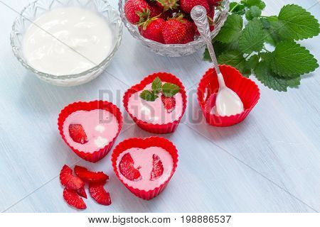 Preparation of ice cream from strawberries and yogurt