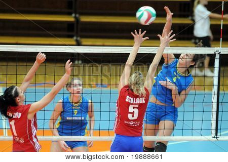 KAPOSVÁR, Maďarsko - 3. října: Petra Horvath (R) udeří míč na zařízení woma maďarského NB I. ligy