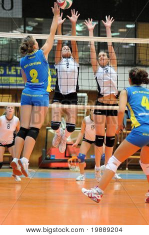 KAPOSVAR, Ungarn - 10 oktober: Zsanett Pinter (L) slår bolden på den ungarske NB I. League wo