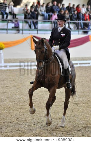 KAPOSVÁR, Maďarsko - 9. října: Pia Fortmuller (CAN) a koně v akci na drezuře (Orion) 