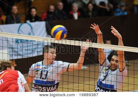 KAPOSVÁR, Maďarsko - 15. října: Jozsef Nagy (R) udeří míč na střední Evropské ligy volleyb