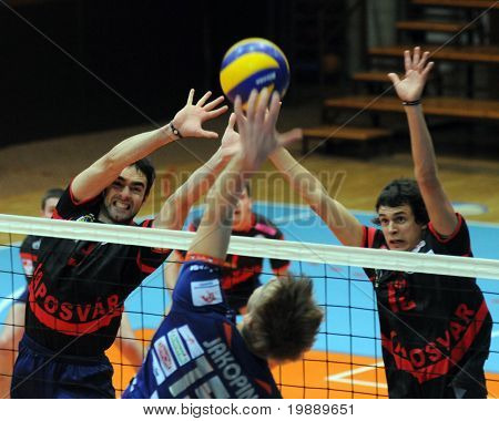 KAPOSVAR ฮังการี - 15 ตุลาคม: Balazs Bagics (R) บล็อกลูกบอลที่เป็นวอลเล่ลีกยุโรปกลาง