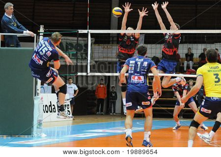 KAPOSVAR ฮังการี - 15 ตุลาคม: เล่น Bled (ในสีดำ) บล็อกลูกที่ลูกที่ Europ กลาง