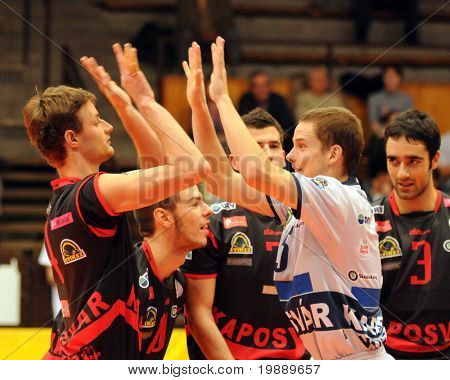 KAPOSVAR ฮังการี - 15 ตุลาคม: เล่น Kaposvar ในเกมวอลเลย์บอลลีกยุโรปกลาง Kaposva