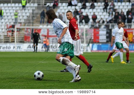 KAPOSVAR, Hungría - 23 de octubre: Kornel Kulcsar (en blanco) en acción en un campeón Nacional Húngaro