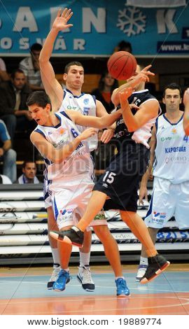 KAPOSVAR, Ungarn - 24. oktober: Gergely Kutasi (6) i aktion på en Hugarian Champonship basketball ga