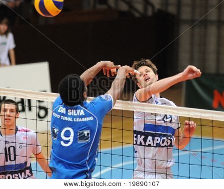 KAPOSVAR, Ungarn - NOVEMBER 5: Krisztina Csoma (R) i aktion ved en Middle Europa League volleyball