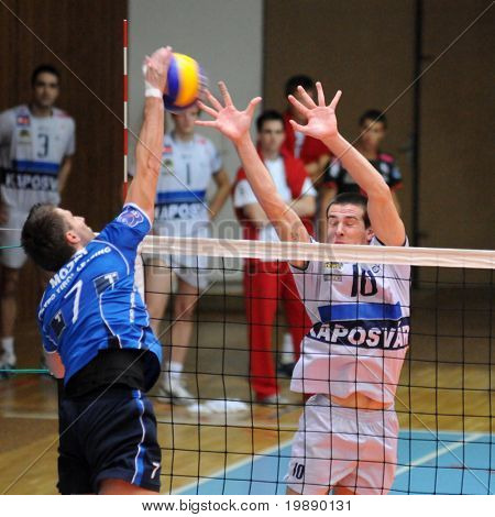 Tamas Kaszap (R) 블록 가운데 유럽 리그 volleyb에 공 KAPOSVAR, 헝가리-11 월 5 일: