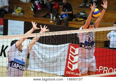 KAPOSVAR, Macaristan - 5 Kasım: Engeller Balazs Bagics (R) topu bir Orta Avrupa Ligi Voleybol