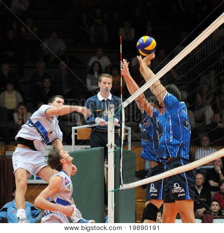 KAPOSVÁR, Maďarsko - 5. listopadu: Hoboth Akos (L) udeří míč na střední Evropské ligy volleyb