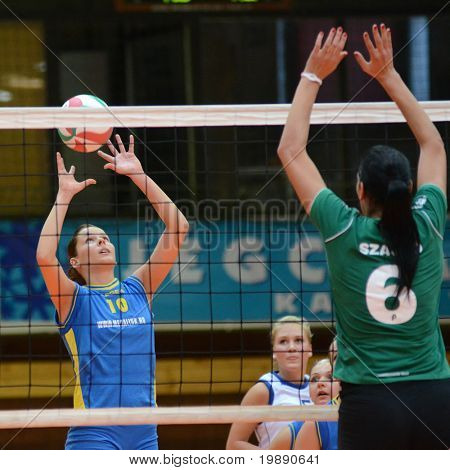 Jönköpings Södra, Ungern - 14 NOVEMBER: Szombathelyi (L) inlägg bollen på ungerska NB I. League kvinnan