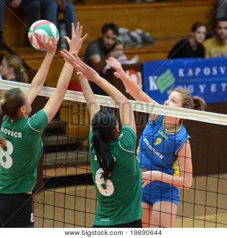 Kaposvar, Ungarn 14. November: Rebeka Rak (R) in Aktion bei der ungarischen nb i. Liga Frau Volley
