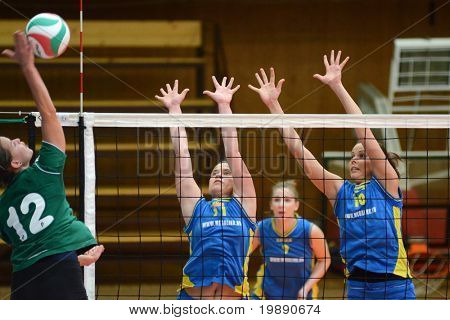 Szandra Szombathelyi (R) 차단 헝가리어 NB 나 레 아에서 볼 KAPOSVAR, 헝가리-11 월 14 일: