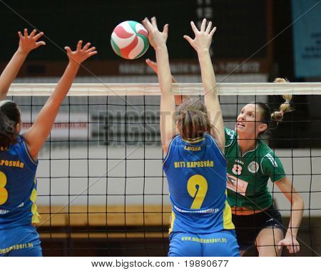 Kaposvar, Ungarn 14. November: Rebeka Rak (9) blockiert den Ball auf die ungarische nb i. Liga Frau 