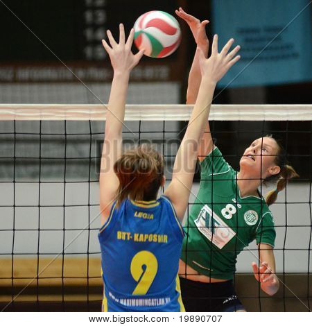 Kaposvar, Ungarn 14. November: Rebeka Rak (l) blockiert den Ball auf die ungarische nb i. Liga Frau 