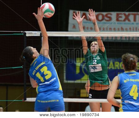 KAPOSVAR, Ungarn - NOVEMBER 14: Gabriella Kondor (L) slår bolden på den ungarske NB I. League