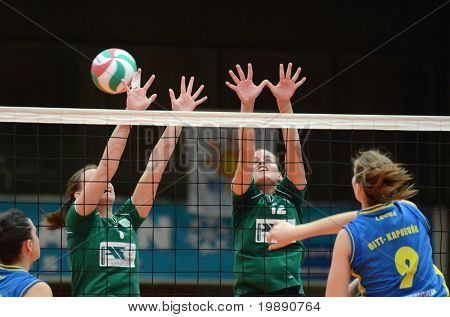 KAPOSVAR, Ungarn - NOVEMBER 14: Rebeka Rak (R) in Aktion bei der ungarischen NB I. Liga-Frau-volley