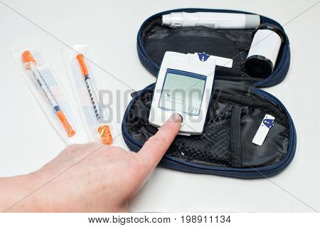 Measuring the sugar level on the glaucometer