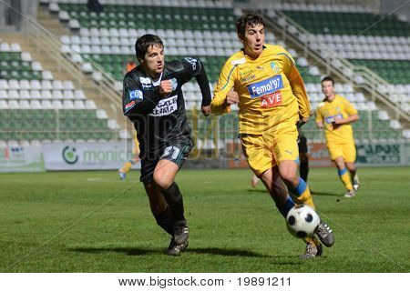 KAPOSVÁR, Maďarsko - 24. listopadu: Jozsef Zsok (L) v akci na maďarská Liga Cup Fotbal Kapos