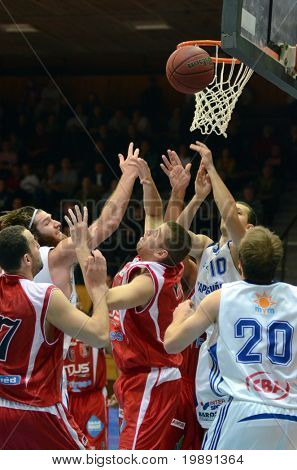 KAPOSVAR, Ungheria - 27 novembre: Mate Medve (10) in azione in un ga basket Campionato ungherese