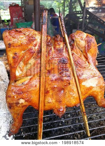 pollo calda di torrefazione sulla griglia del barbecue affumicato