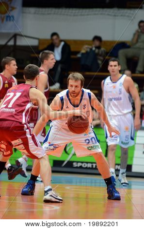 KAPOSVAR, Ungarn - 11. DECEMBER: Josh Wilson (20) i aktion på en ungarsk mesterskab basketball g