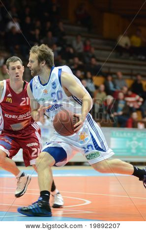 KAPOSVAR, Ungarn - 11. DECEMBER: Josh Wilson (R) i aktion på en ungarsk mesterskab basketball ga