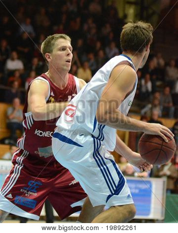 KAPOSVAR, Ungarn - 11. DECEMBER: Uidentificerede spillere i aktion på en ungarsk mesterskab basketball