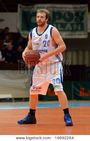 KAPOSVAR, Ungarn - 11. DECEMBER: Josh Wilson i aktion på en ungarsk mesterskab basketball spil K