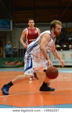 KAPOSVAR, Ungarn - 11. DECEMBER: Josh Wilson (i hvidt) i aktion på en ungarsk mesterskab kurv