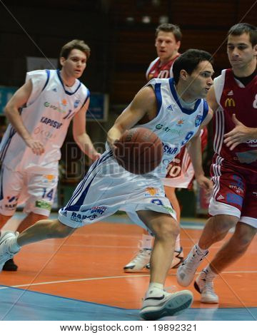KAPOSVAR, Ungheria - 11 dicembre: Tamas Markus (9) in azione a un g di basket Campionato ungherese