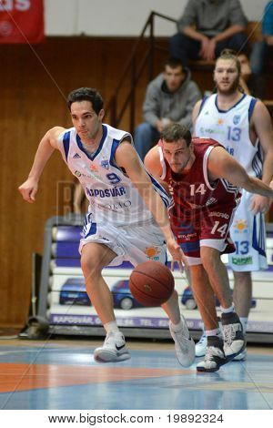 KAPOSVAR, Ungheria - 11 dicembre: Tamas Markus (9) in azione a un g di basket Campionato ungherese