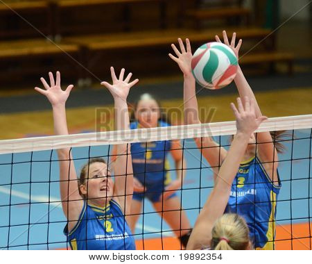KAPOSVAR, Ungarn - DECEMBER 12: Zsanett Pinter (L) i aktion på den ungarske NB I. League kvinde vo