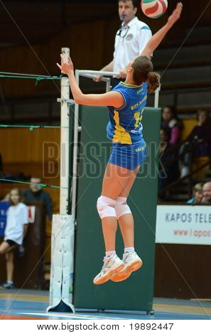 KAPOSVAR, 헝가리-12 월 12 일: Szandra Szombathelyi 공을 헝가리어 NB I. 리그 파업