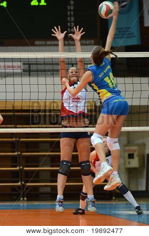 KAPOSVAR, 헝가리-12 월 12 일: Szandra Szombathelyi (R) 파업 공을 헝가리어 NB 나 르