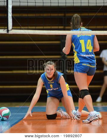 KAPOSVAR, Ungarn - 19. DECEMBER: Zsanett Pinter (L) i aktion på den ungarske NB I. League kvinde vo