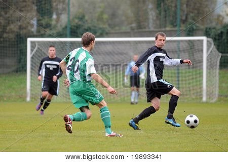 KAPOSVÁR, Maďarsko - 17. října: Miklos Szolomajer (v zeleném) v akci na maďarský národní Champ