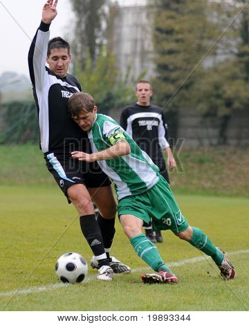 KAPOSVÁR, Maďarsko - 17. října: Miklos Szolomajer (20) v akci na maďarský národní Championshi
