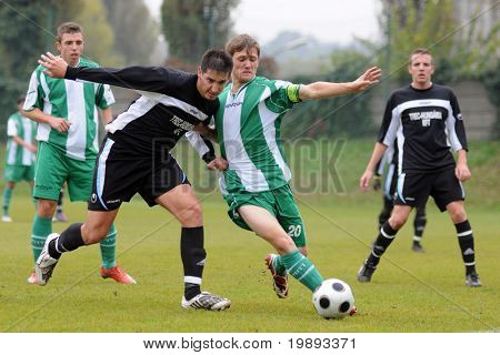KAPOSVÁR, Maďarsko - 17. října: Miklos Szolomajer (20) v akci na maďarský národní Championshi