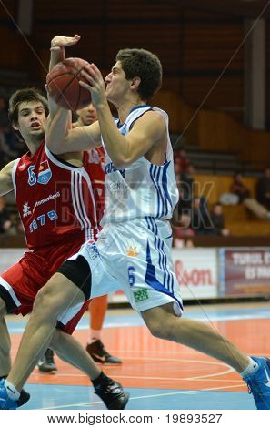KAPOSVAR, Ungarn - januar 12: Gergely Kutasi (R) i aktion på en Hugarian Cup basketball spil Kapos