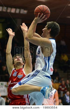 KAPOSVAR, Ungarn - januar 12: Gergely Kutasi (R) i aktion på en Hugarian Cup basketball spil Kapos